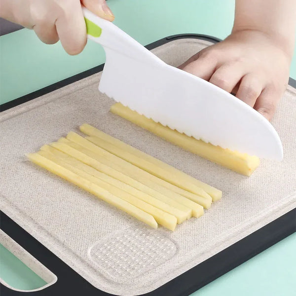 "3-Piece Kids Kitchen Knife Set – Safe Plastic Cooking Knives with Serrated Edges for Children – Child-Friendly Baking & Cutting Tools"